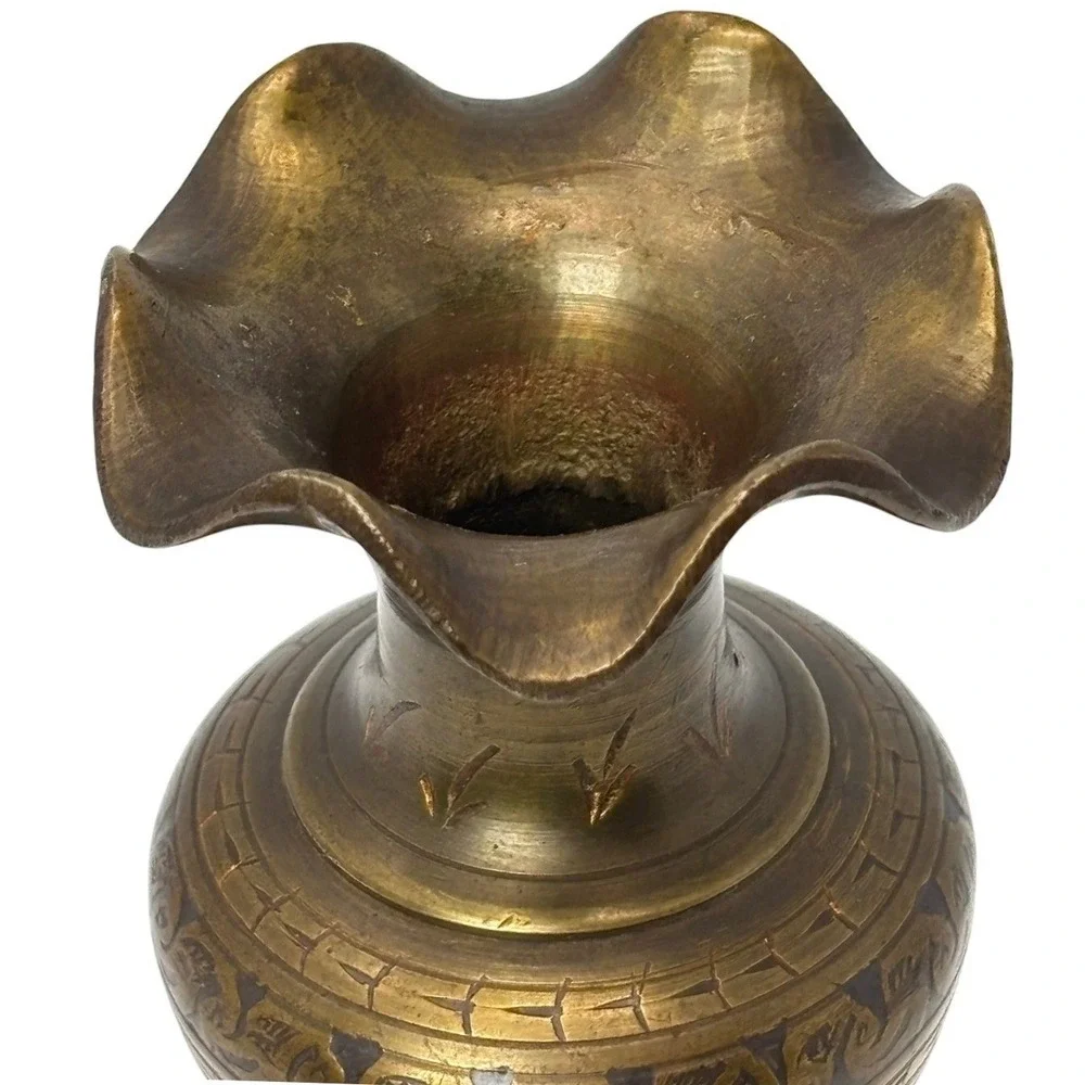 Vintage‎ Brass Petite Vase Etched Floral vin motif Ruffled Rim Made in India